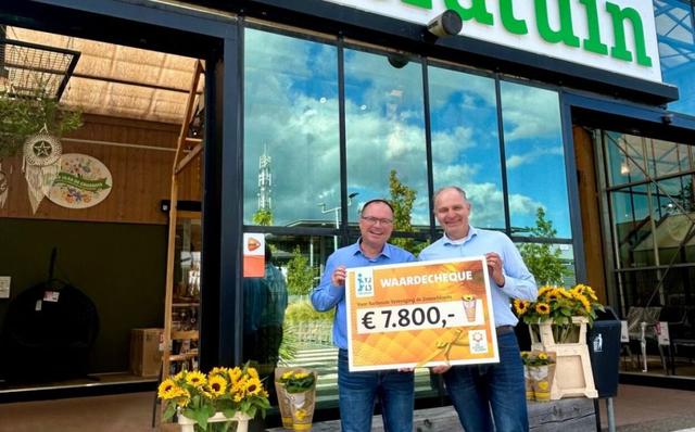 persbericht-succesvolle-verkoopactie-sunsation-potzonnebloemen-bij-intratuin-levert-e7-800-op-voor-vereniging-de-zonnebloem